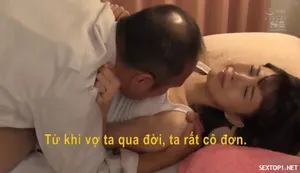 Một cô gái mảnh mai với vóc dáng đẹp và quần jean, mặc bộ đồ gợi cảm, lụa đen và giày cao gót, đang quan hệ tình dục dữ dội trước ống kính máy quay...