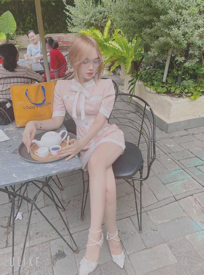 Kính cận ngồi xoa bím