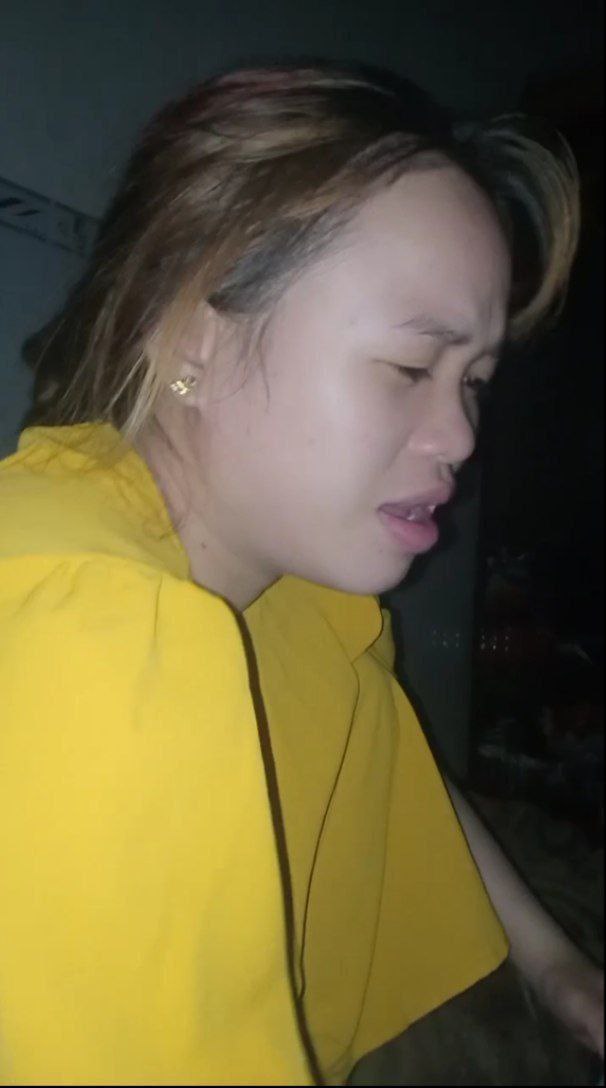 Nữ sinh viên xinh đẹp với trang thiết bị chất lượng cao, được trang bị đầy đủ thiết bị