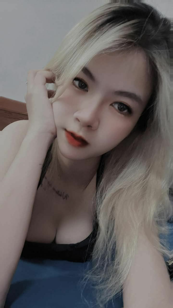 Cô dì trưởng thành thì tốt. Cô ấy không chỉ háo hức và năng động mà còn có thể xuất tinh vào bên trong theo ý muốn.